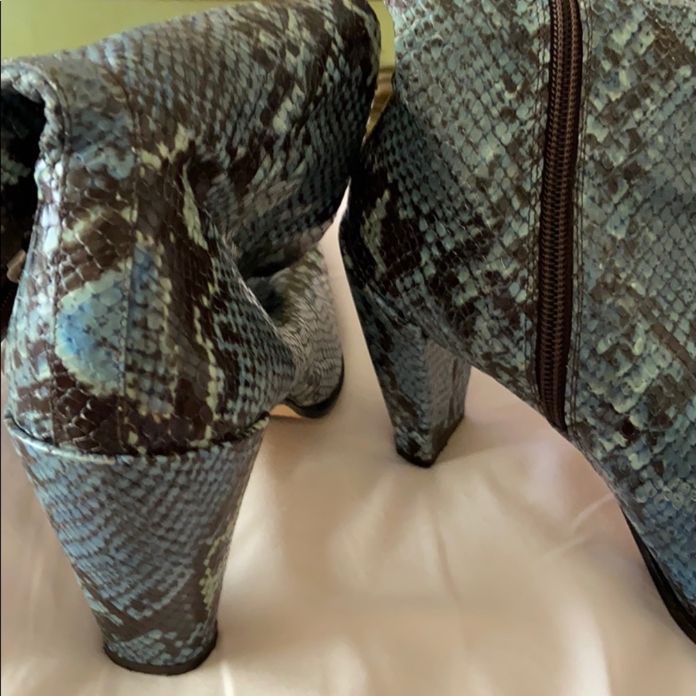Boots - Picture 4 of 6